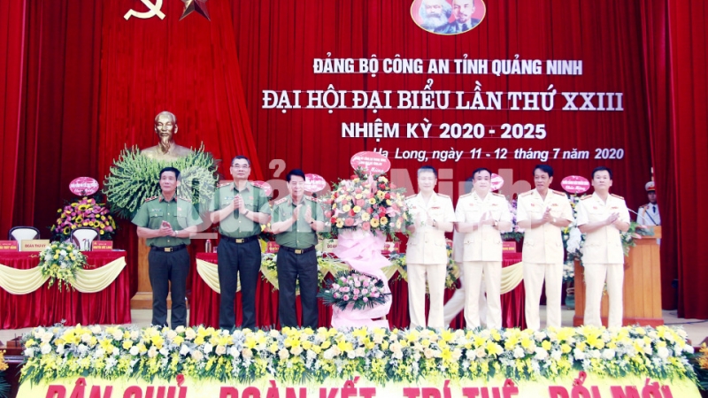 Thượng tướng Bùi Văn Nam, Thứ trưởng Bộ Công an tặng lẵng hoa chúc mừng Đại hội (7-2020). Ảnh: Mạnh Trường