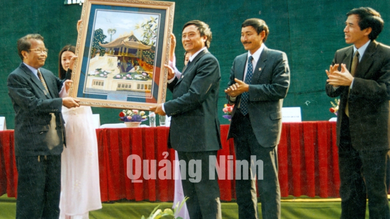 Nguyên Chủ tịch nước Trần Đức Lương thăm và tặng quà lưu niệm cho Công ty (14-2-2004).