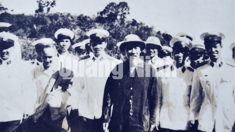 Chủ tịch Hồ Chí Minh thăm các đơn vị hải quân tại cảng Vạn Hoa (13-11-1962).