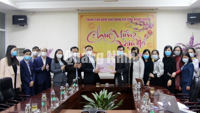 Bí thư Tỉnh ủy Nguyễn Xuân Ký đến thăm, động viên, chúc Tết cán bộ, nhân viên Trung tâm CDC Quảng Ninh (2-2020). Ảnh: Thu Chung