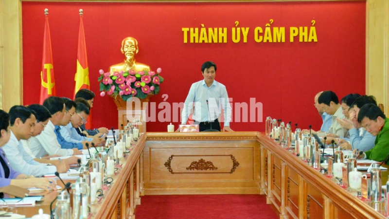 Chủ tịch UBND tỉnh Nguyễn Tường Văn phát biểu kết luận tại buổi làm việc (11-2020). Ảnh: Nguyễn Thanh