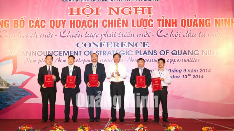 Chủ tịch UBND tỉnh Nguyễn Văn Đọc trao giấy trứng nhận đầu tư cho các nhà đầu tư tại Hội nghị.