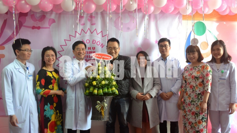 Nhiều gia đình người bệnh đến tặng hoa, chúc mừng các thầy thuốc của Bệnh viện Sản Nhi Quảng Ninh.