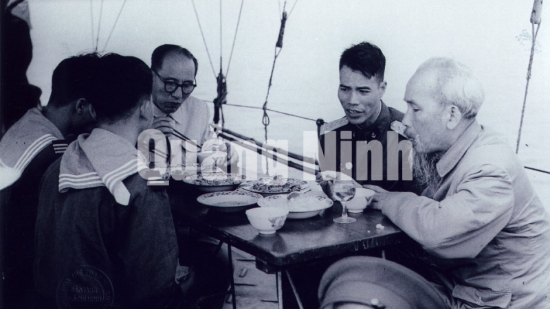 Chủ tịch Hồ Chí Minh và đồng chí Nguyễn Lương Bằng, Trưởng ban Kiểm tra T.Ư Đảng ăn cơm cùng cán bộ, chiến sĩ tầu hải quân T.524 tại cảng Bãi Cháy.