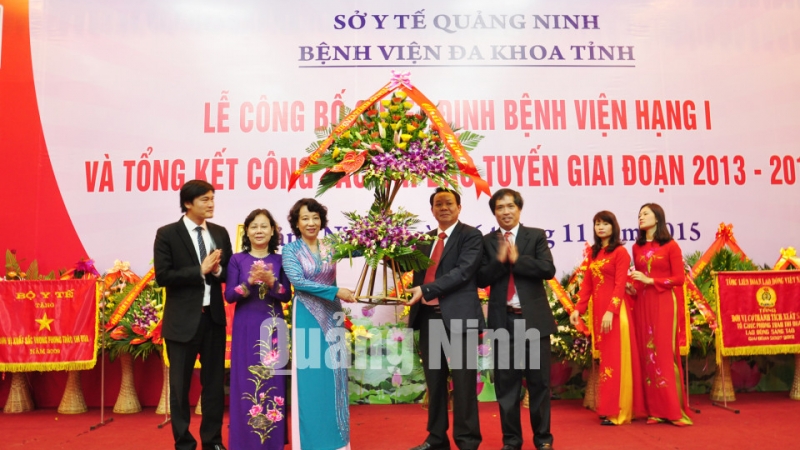 Đồng chí Vũ Thị Thu Thủy, Phó Chủ tịch UBND tỉnh tặng hoa chúc mừng Bệnh viện Đa khoa Quảng Ninh