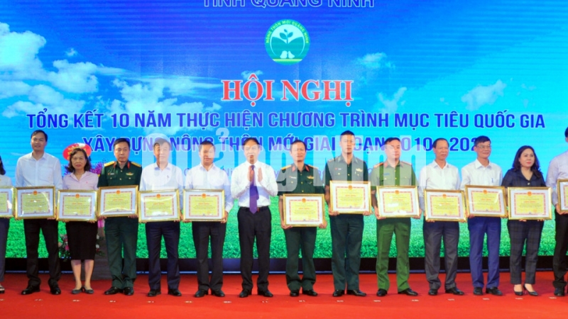 Các tập thể, cá nhân có thành tích xuất sắc trong thực hiện nhiệm vụ xây dựng NTM giai đoạn 2016-2020 được nhận Bằng khen của UBND tỉnh (9-2019). Ảnh: Minh Hà