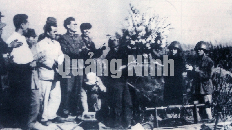 Năm 1973, thừa ủy quyền của Chủ tịch Tôn Đức Thắng, Chủ tịch UBND tỉnh Quảng Ninh Nguyễn Ngọc Đàm lên đồi tặng hoa cho tự vệ Xí nghiệp Tuyển than Hòn Gai vừa bắn rơi máy bay Mỹ. Ảnh tư liệu của Công ty Tuyển than Hòn Gai