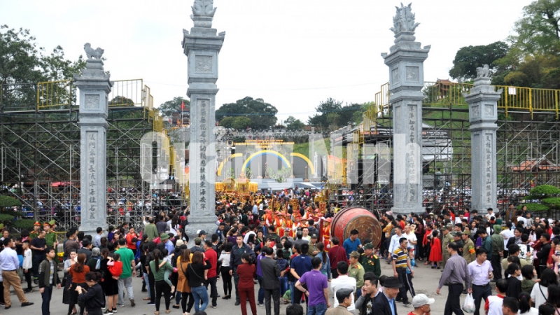 Người dân và khách thập phương tham gia lễ rước Đức Ông vi hành tại Lễ hội đền Cửa Ông (3-2018). Ảnh: Minh Hà