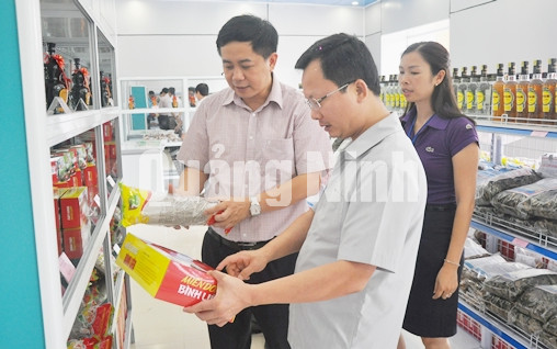 Các đại biểu tham quan Trung tâm giới thiệu và bán sản phẩm OCOP của huyện Bình Liêu.