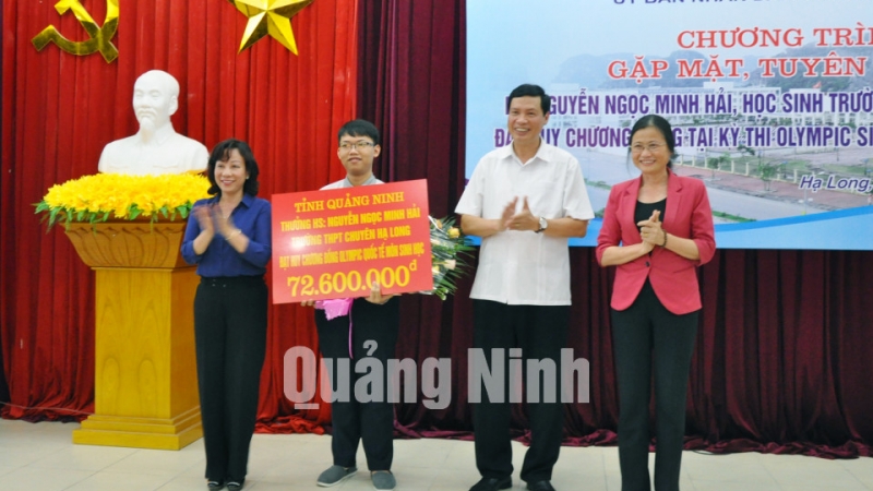 Ngày 26/7, các đồng chí lãnh đạo tỉnh tuyên dương, khen thưởng em Nguyễn Ngọc Minh Hải – Huy chương Đồng Olympic Sinh học quốc tế lần thứ 27 năm 2016.