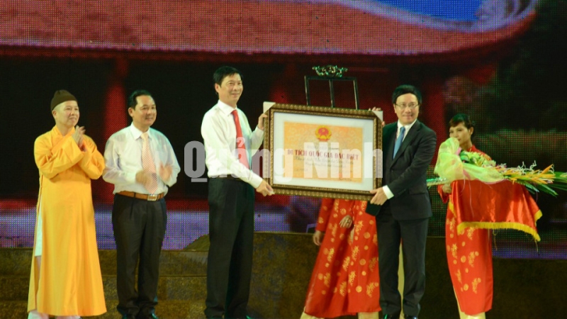 Phó Thủ tướng Chính phủ Phạm Bình Minh trao Bằng xếp hạng Di tích Quốc gia đặc biệt - Khu di tích lịch sử nhà Trần tại Đông Triều cho tỉnh Quảng Ninh và huyện Đông Triều.