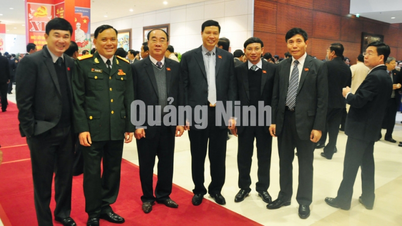 Các đại biểu trong Đoàn đại biểu tỉnh Quảng Ninh và các đại biểu dự Đại hội XII trò chuyện trong giờ giải lao (1-2016). Ảnh: Ngọc Hà