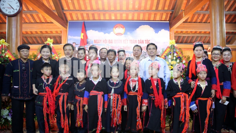 Đồng chí Phạm Minh Chính chụp ảnh lưu niệm với người dân xã Bằng Cả.