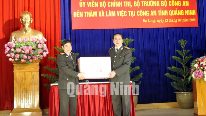 Đại tướng Trần Đại Quang tặng quà cho CBCS Công an tỉnh. Ảnh Tuấn Hương
