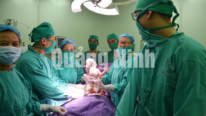 Bé trai đầu tiên chào đời mùng 1 Tết Kỷ Hợi 2019 ra đời bằng phương pháp thụ tinh trong ống nghiệm tại Bệnh viện Sản Nhi Quảng Ninh (2-2019). Ảnh: Nguyễn Hoa