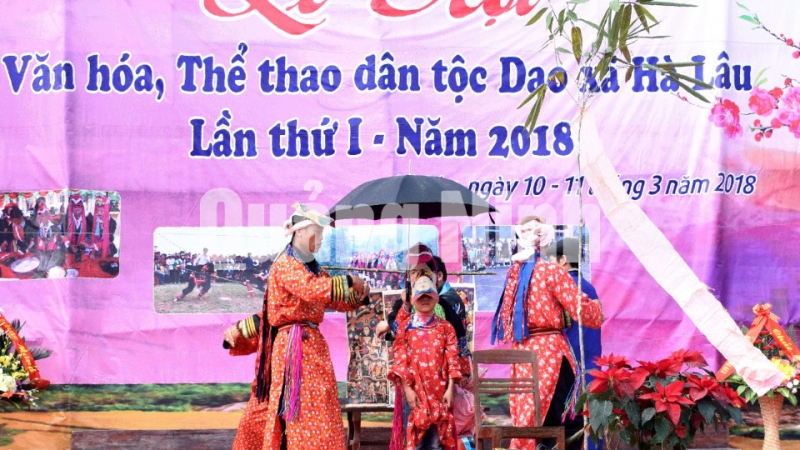 Lễ cấp sắc của người Dao tại lễ hội Văn hóa, thể thao dân tộc Dao xã Hà Lâu lần thứ I-2018. Ảnh: Công Thành