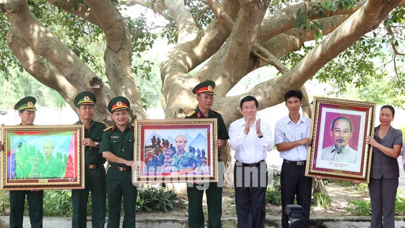Chủ tịch nước tặng quà cho quân và dân trên đảo Ngọc Vừng (Vân Đồn).