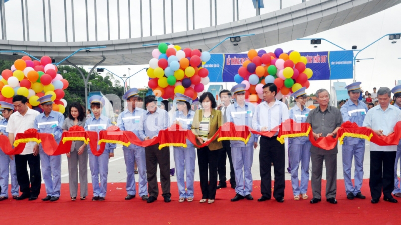 Sáng 18-5-2014, tại TP Hạ Long, Bộ Giao thông Vận tải và UBND tỉnh tổ chức lễ khánh thành, thông xe đoạn Uông Bí - Hạ Long. Ảnh: Thái Cảnh