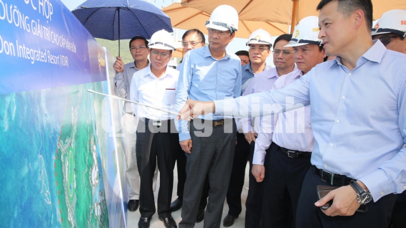 Các đồng chí lãnh đạo Trung ương và tỉnh Quảng Ninh thăm dự án Cảng hàng không Quốc tế Vân Đồn và vị trí quy hoạch khu nghỉ dưỡng chất lượng cao tại khu vực Bãi Dài, xã Hạ Long, huyện Vân Đồn.