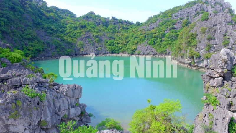 Áng Cái Xuôi là một hồ nước nhỏ giữa trập trùng núi đá vôi trong lòng Vịnh Bái Tử Long.