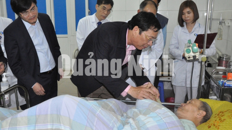 Đồng chí Bí thư Tỉnh ủy thăm hỏi, tặng quà tết cho bệnh nhân đang điều trị tại Bệnh viện Bãi Cháy (4-2-2019). Ảnh: Nguyễn Thanh