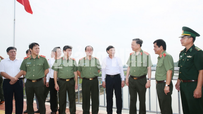 Bộ trưởng Bộ Công an Tô Lâm thăm cầu Bắc Luân II, Cửa khẩu quốc tế Móng Cái (8-2019). Ảnh: Đỗ Phương