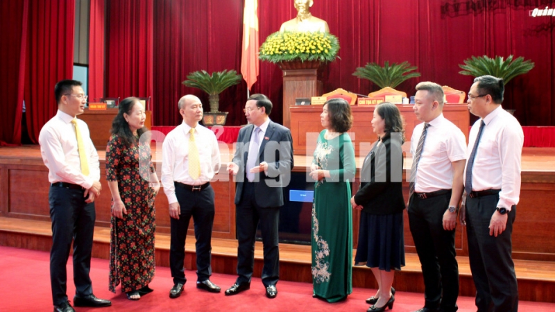 Đồng chí Nguyễn Xuân Ký, Bí thư Tỉnh ủy, Chủ tịch HĐND tỉnh trao đổi với các đại biểu khách mời trong giờ giải lao của kỳ họp (5-2020). Ảnh: Thu Chung