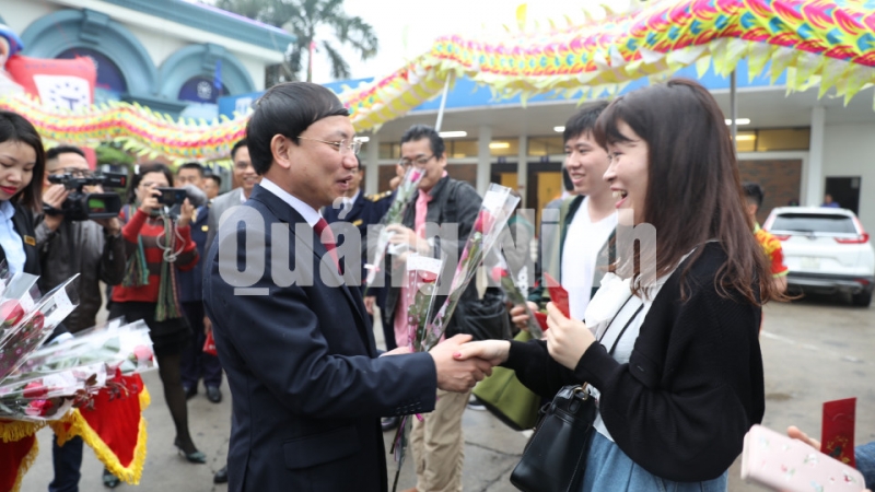 Bí thư Tỉnh ủy Nguyễn Xuân Ký lì xì đầu năm cho du khách tại Cảng tàu khách quốc tế Tuần Châu (1-2020). Ảnh: Hồng Nhung
