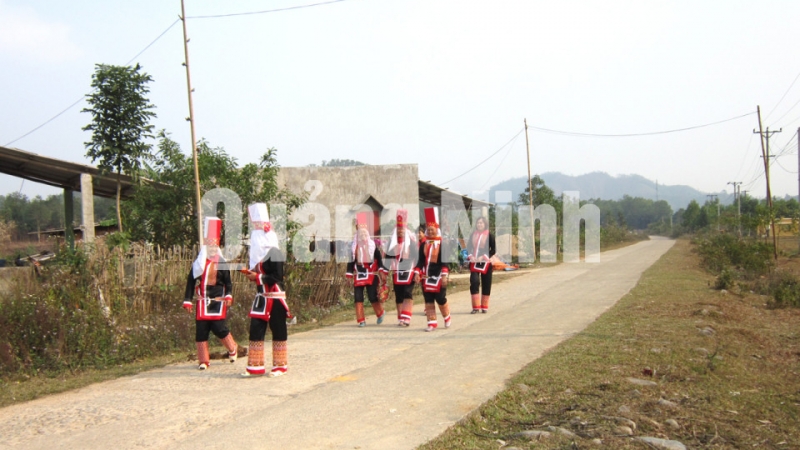 Người dân xã vùng cao Quảng Sơn và niềm vui đi trên con đường liên thôn được bê tông sạch sẽ (1-2014). Ảnh: Quảng An
