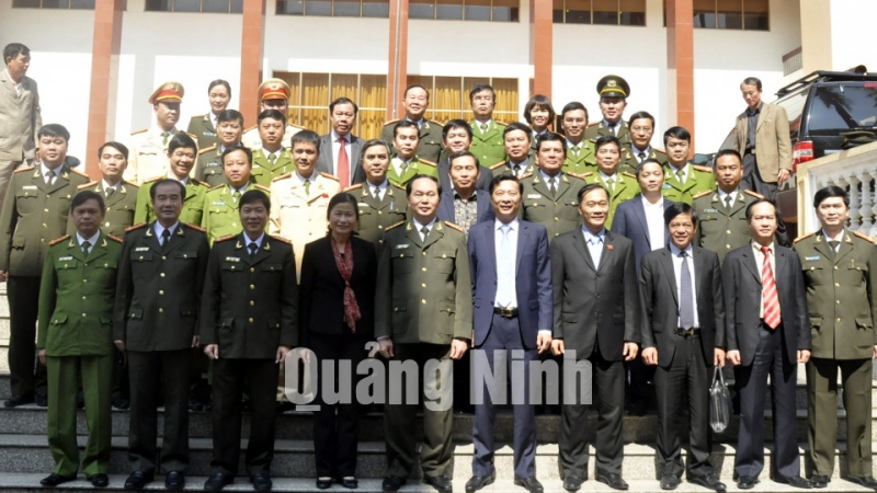 Đại tướng cùng các đồng chí trong Đoàn công tác chụp ảnh lưu niệm với lãnh đạo tỉnh và CBCS Công an tỉnh. Ảnh Tuấn Hương