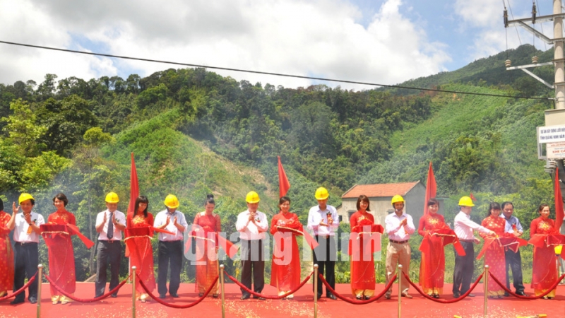 Các đại biểu cắt băng khánh thành Dự án đầu tư xây dựng lưới điện nông thôn giai đoạn I, II (ảnh chụp tại xã Đồng Sơn, huyện Hoành Bồ tháng 6-2013). Ảnh: Hoàng Nga