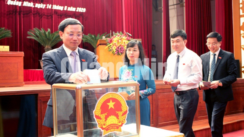 Các đại biểu HĐND tỉnh bỏ phiếu bầu bổ sung các chức vụ tại kỳ họp (5-2020). Ảnh: Thu Chung