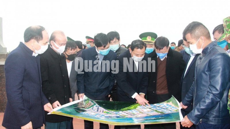 Chủ tịch UBND tỉnh Nguyễn Tường Văn, nghe báo cáo quy hoạch nâng cấp Lối mở Km3+4 Hải Yên (12-2020). Ảnh: Mạnh Trường