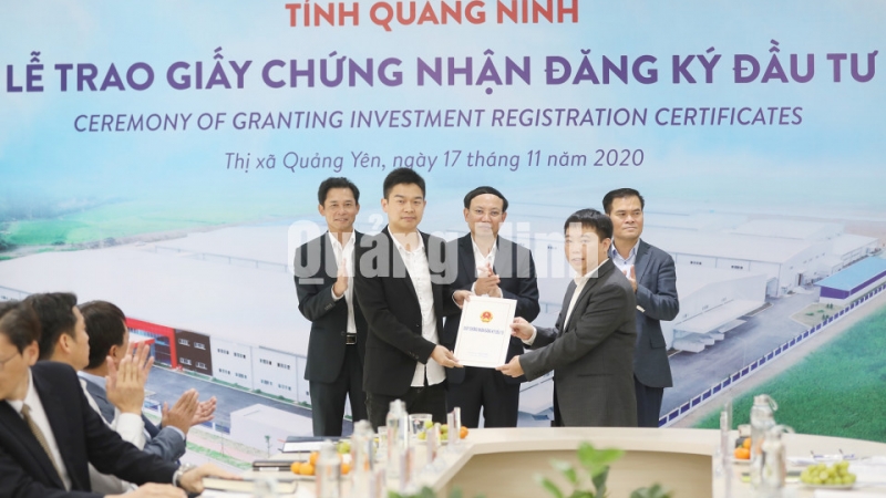 Ban Quản lý KKT Quảng Ninh trao Giấy chứng nhận đăng ký đầu tư cho nhà đầu tư thứ cấp vào KCN Đông Mai (11-2020). Ảnh: Đỗ Phương