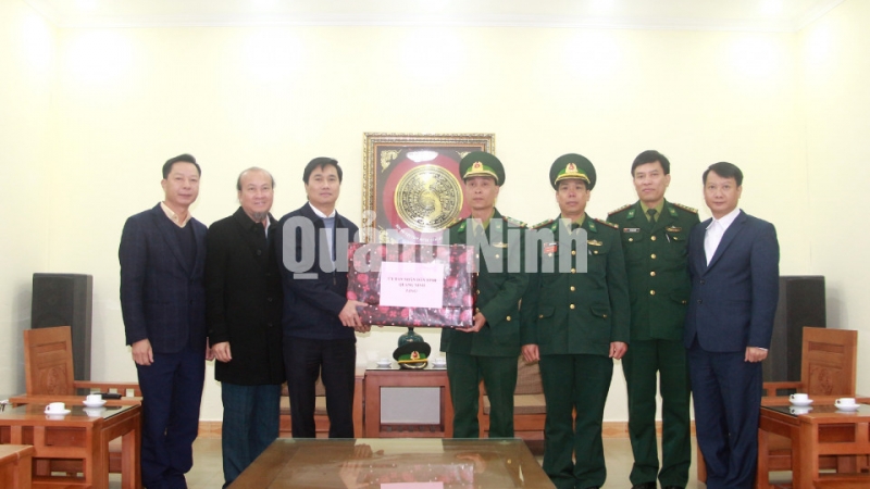Đồng chí Nguyễn Tường Văn, Chủ tịch UBND tỉnh, tặng quà Đồn Biên phòng Pò Hèn (12-2020). Ảnh: Mạnh Trường