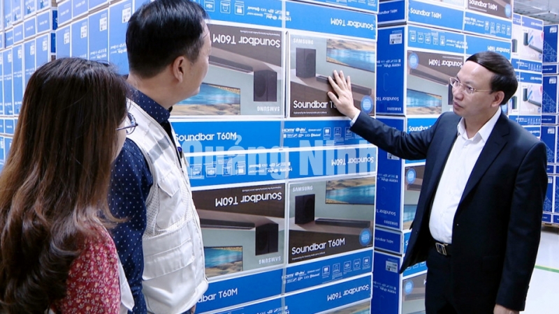 Bí thư Tỉnh ủy Nguyễn Xuân Ký đi thăm Nhà máy Bumjin Electronics (KCN Đông Mai, TX Quảng Yên). Ảnh: Hoàng Nga