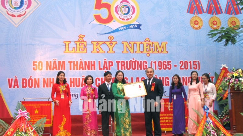 Đồng chí Nguyễn Vinh Hiển, Thứ trưởng Bộ GD-ĐT trao Huân chương Lao động hạng Nhất cho nhà trường.