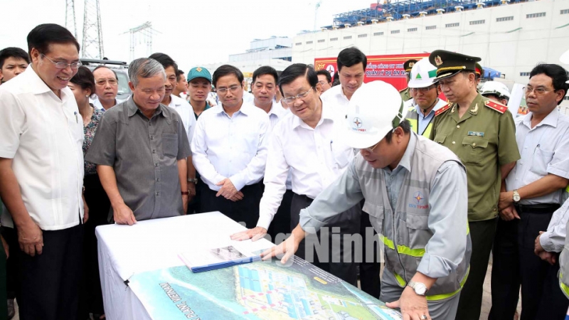 Chủ tịch nước Trương Tấn Sang thăm Nhà máy Nhiệt điện Mông Dương.