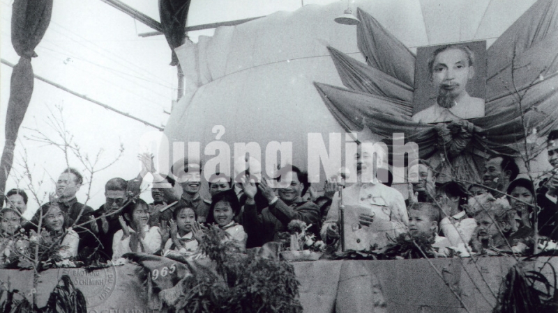 Chủ tịch Hồ Chí Minh nói chuyện và chúc tết nhân dân, công nhân TX Uông Bí ngày mùng 1 tết Ất Tỵ (2-2-1965).