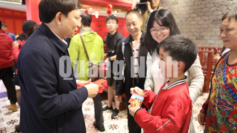 Bí thư Tỉnh ủy tặng lì xì đầu năm cho du khách tại Công viên Hạ Long (1-2020). Ảnh: Hồng Nhung