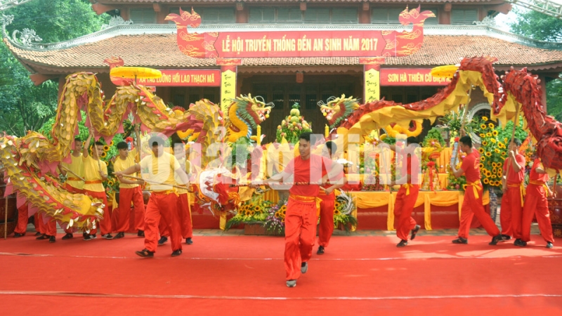 Màn múa rồng mở màn Lễ hội truyền thống đền An Sinh (10-2017). Ảnh: Minh Hà