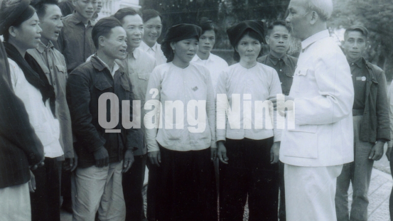 Chủ tịch Hồ Chí Minh nói chuyện với đại diện các gia đình có công với cách mạng trong kháng chiến chống Pháp của tỉnh Hải Ninh.