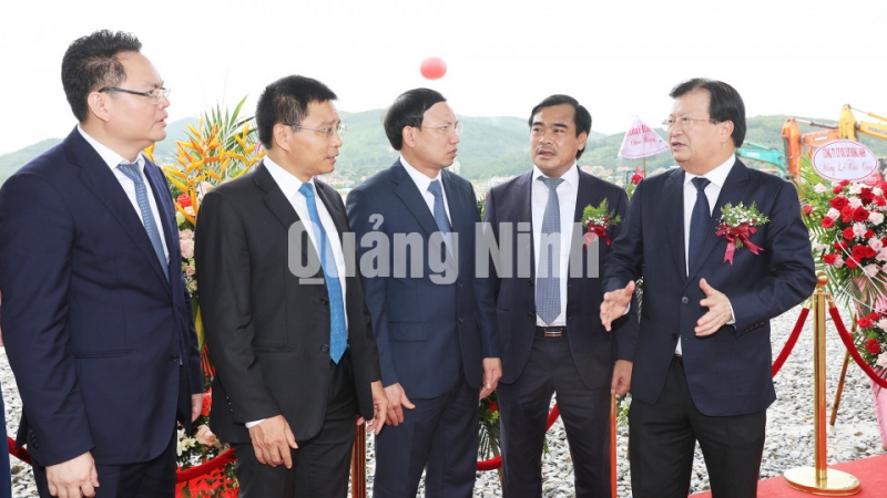 Phó Thủ tướng Chính phủ Trịnh Đình Dũng trao đổi với lãnh đạo tỉnh Quảng Ninh và nhà đầu tư (9-2020). Ảnh: Đỗ Phương