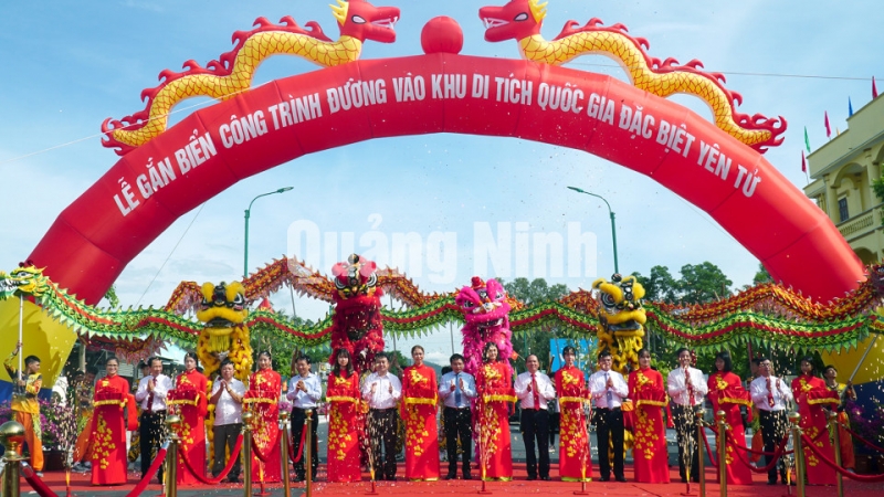 Các đại biểu cắt băng khánh thành, gắn biển công trình Đường vào Khu di tích Quốc gia đặc biệt Yên Tử (9-2020). Ảnh: Huyền Trang (Trung tâm TT&VH TP Uông Bí).JPG