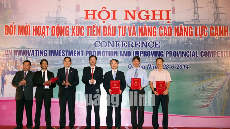 Đồng chí Nguyễn Văn Đọc, Phó Bí thư Tỉnh uỷ, Chủ tịch UBND tỉnh trao giấy chứng nhận đầu tư cho các doanh nghiệp.