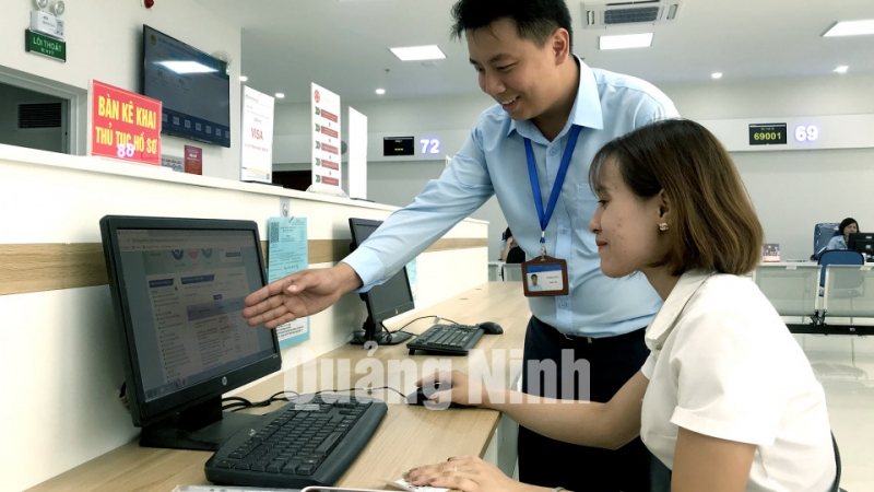 Nhân viên Trung tâm Phục vụ HCC tỉnh hướng dẫn người dân dịch vụ công trực tuyến mức độ 3, 4 (9-2019). Ảnh: Hoàng Quỳnh
