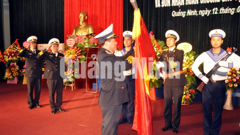 Chuẩn Đô đốc Phạm Văn Vững, Chính ủy Quân chủng Hải quân, gắn Huân chương Bảo vệ Tổ quốc hạng Nhất lên Quân kỳ quyết thắng của Lữ đoàn 170 (2-2019). Ảnh: Quang Minh