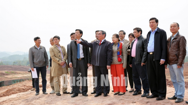 Đồng chí Lê Hồng Anh, Nguyên Ủy viên Bộ Chính trị, Thường trực Ban Bí thư thăm công trường thi công dự án Cảng hàng không Quảng Ninh.