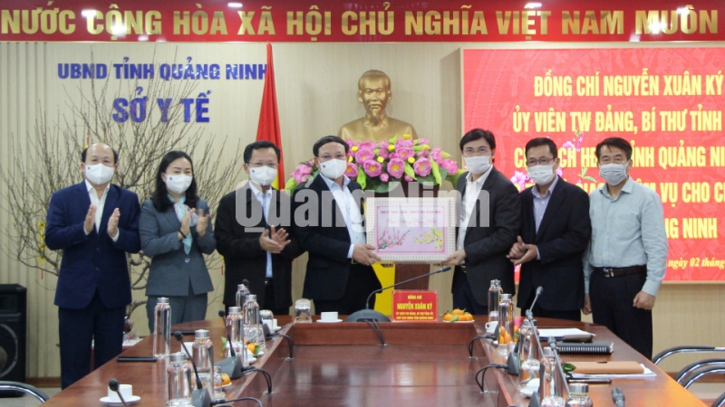 Bí thư Tỉnh ủy Nguyễn Xuân Ký cùng các đồng chí lãnh đạo tỉnh tặng quà chúc Tết cán bộ, nhân viên ngành Y tế tỉnh (2-2020). Ảnh: Thu Chung