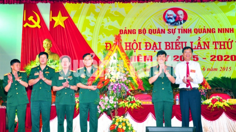 Thay mặt Thường vụ Đảng ủy QK3, Thiếu tướng Nguyễn Thanh Hải (thứ 2 từ phải sang), Phó Chính ủy đã đến dự, tặng hoa chúc mừng và phát biểu chỉ đạo tại Đại hội. 